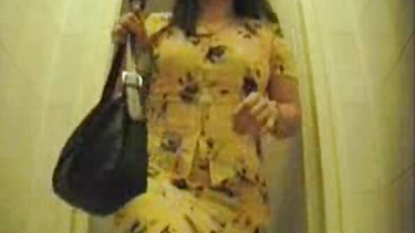 Babe with shaved pussy welcomes instrument of man in womb